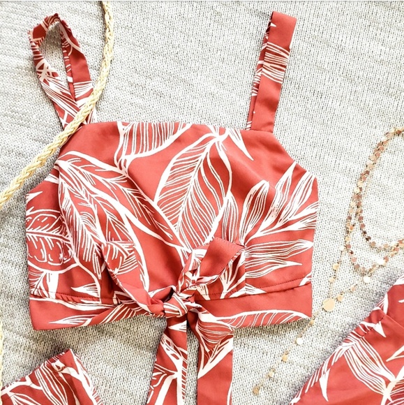 🚨END OF SUMMER SALE// tropical print - Picture 5 of 7